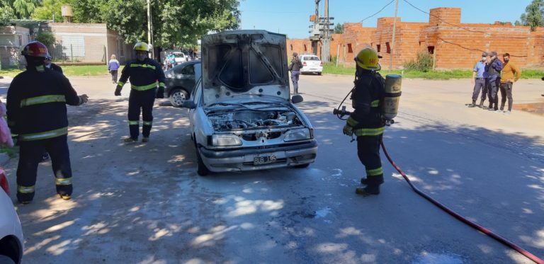 Principio de incendio de un auto en calle 33 y 36: Un vecino sofocó el fuego, que se originó por un desperfecto mecánico
