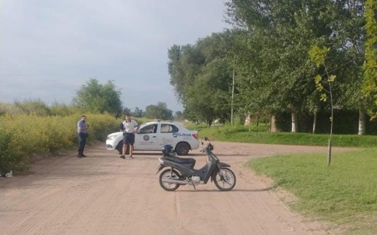 Una mujer perdió el control de la moto, cayó al suelo y debió ser hospitalizada