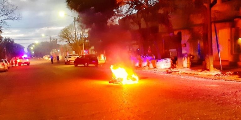 Bomberos sofocaron el incendio de una moto que se prendió fuego en plena calle en barrio Pacífico