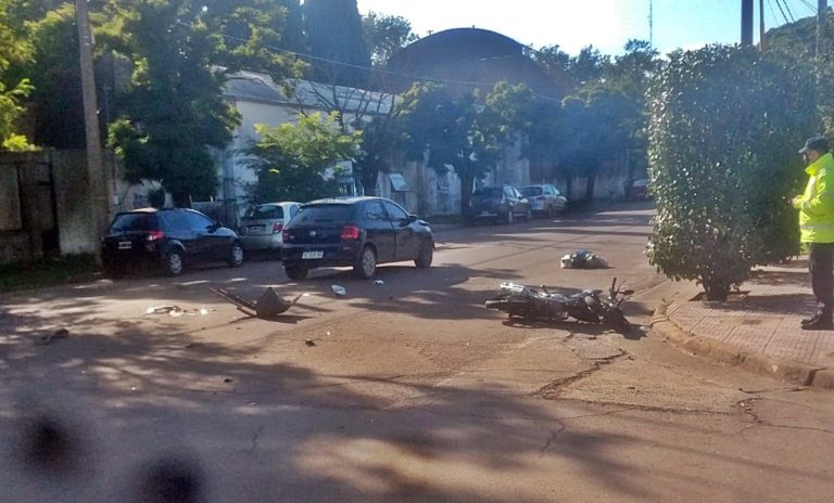 Un motociclista fue trasladado al hospital tras colisionar contra un automóvil en calle 16