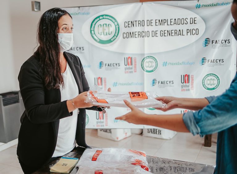 El Centro de Empleados de Comercio comenzó con la entrega de guardapolvos a sus afiliados