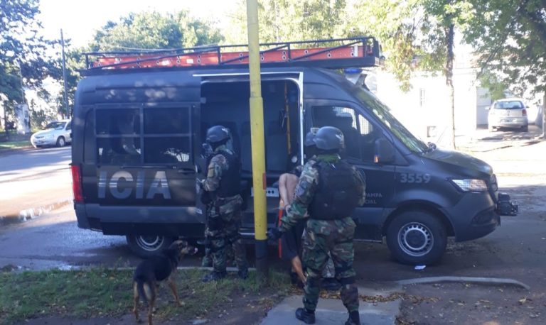 La Policía demoró a tres personas tras un allanamiento por robo en jurisdicción de Comisaría Primera