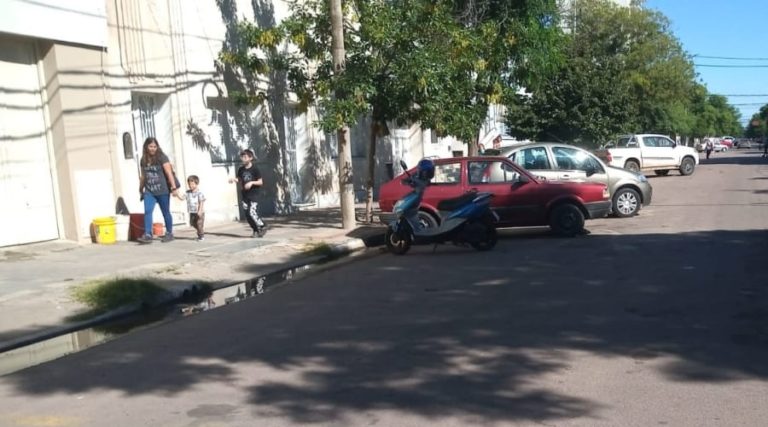Una mujer perdió el control de su moto, cayó a la cinta asfáltica y debió ser hospitalizada