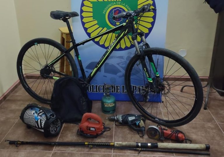Robo en barrio Ranqueles: La Policía demoró a cinco hombres y recuperó una bicicleta y varios elementos