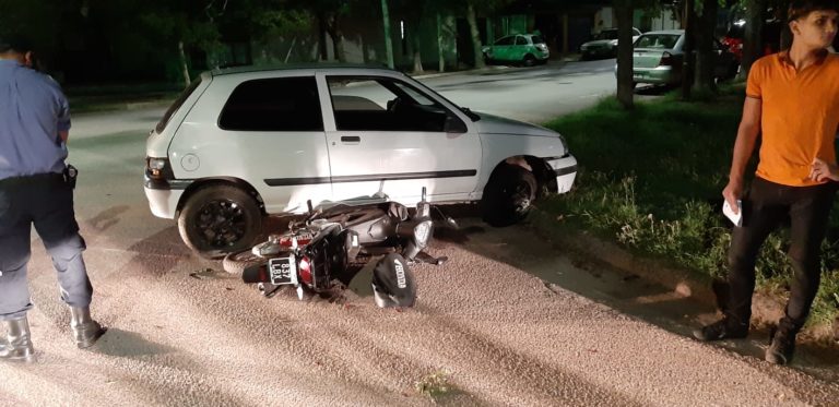 Chocaron un auto y una moto en calle 25 y 34: Un joven fue trasladado al hospital