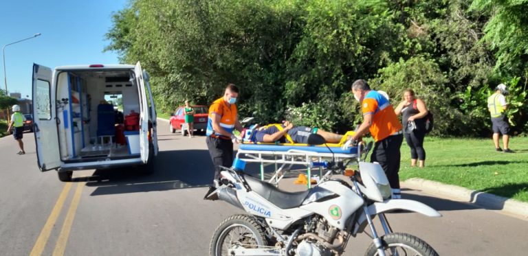 Una mujer en moto chocó a un peatón en barrio Federal: El hombre fue hospitalizado junto a dos menores