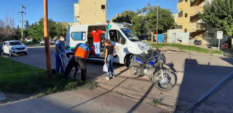 Choque entre motos en barrio Malvinas: Una mujer fue asistida por el SEM y un hombre se dio a la fuga
