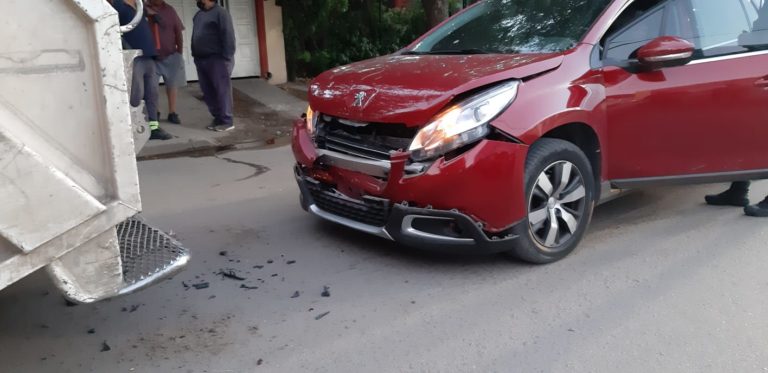 Un auto chocó contra un camión recolector de basura