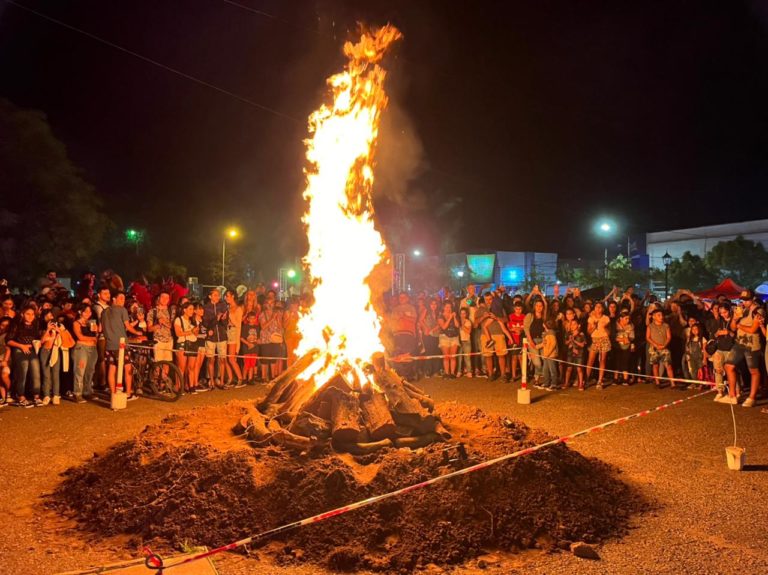 Una multitud disfrutó del tradicional “Fogón de la Juventud” en el playón del ferrocarril