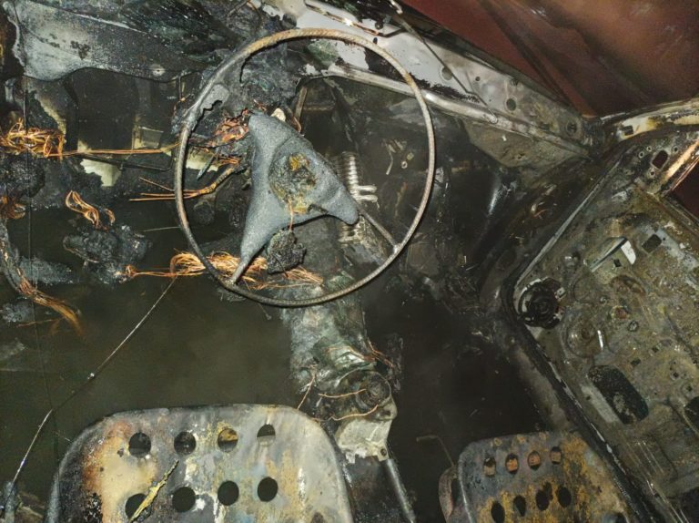 La policía investiga el incendio de un automóvil Volkswagen Gol durante la madrugada