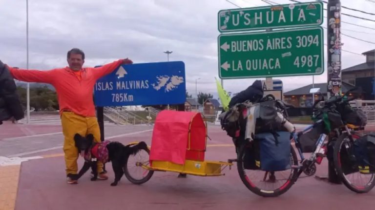 «¡Llegamos, Lola!»: el final del viaje con su perra de Salta a Ushuaia en bicicleta por la ruta 40