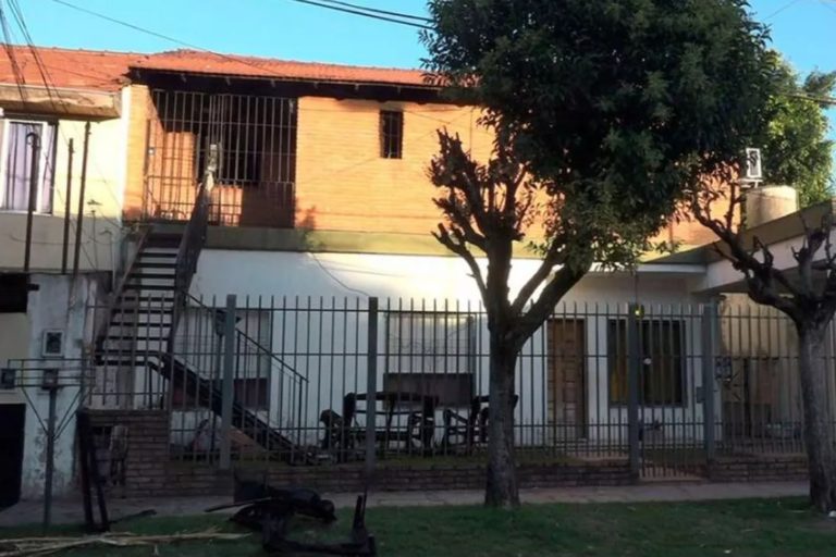 Murieron tres hermanos durante un incendio en Hurlingham: uno despertó a la niñera y no sobrevivió