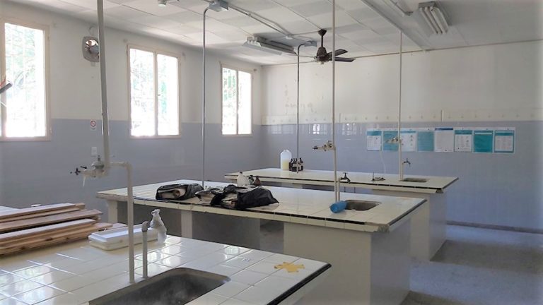 Firmaron el contrato para remodelar el laboratorio de microscopía de la Facultad de Veterinarias
