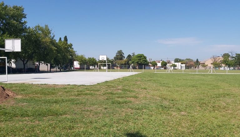 Se firmó el contrato por obras de iluminación para el playón deportivo de la UNLPam