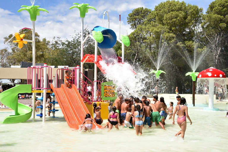 Inauguraron parques acuáticos en Telén y Winifreda