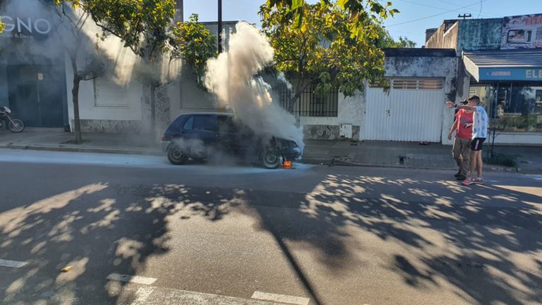 Se prendió fuego un auto a metros del centro piquense