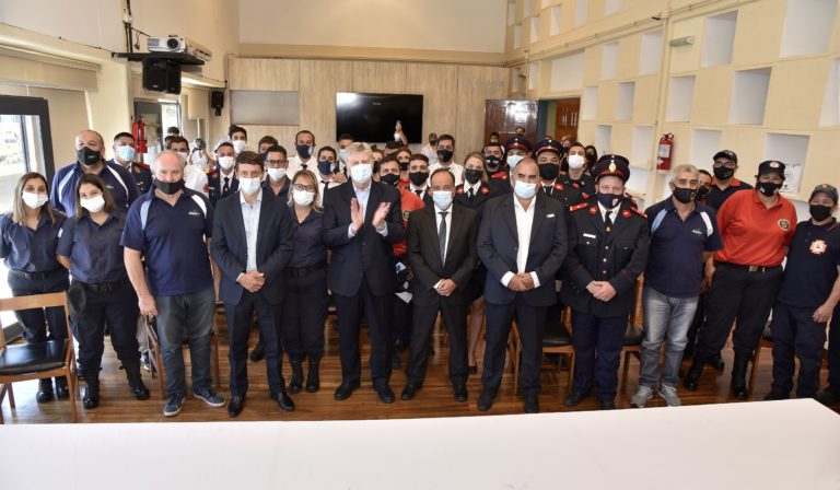 El Gobierno pampeano homenajeó a los bomberos voluntarios que actuaron en los incendios de Corrientes y San Luis