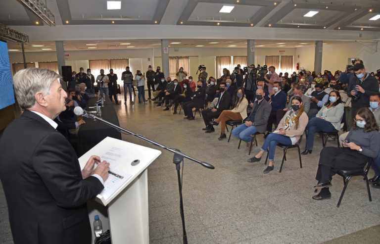 Ziliotto encabezó la entrega de 102 créditos del programa “Casa Propia, línea construcción”