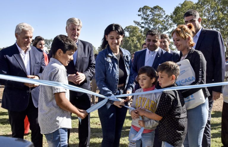 Entregaron viviendas a familias de Catriló: “Se construirán 20 casas más, un albergue y 8 cuadras de asfalto” anunció Ziliotto