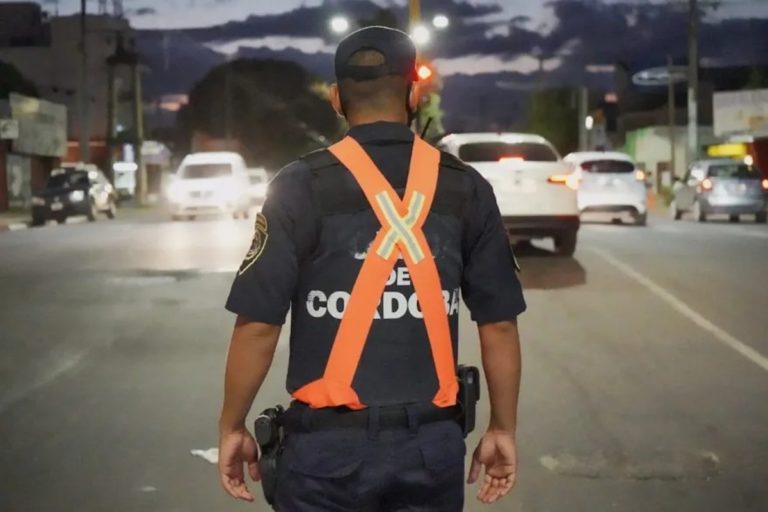 Tragedia en Córdoba: un policía apoyó el revolver sobre la mesa, se le escapó un tiro y mató a su cuñada