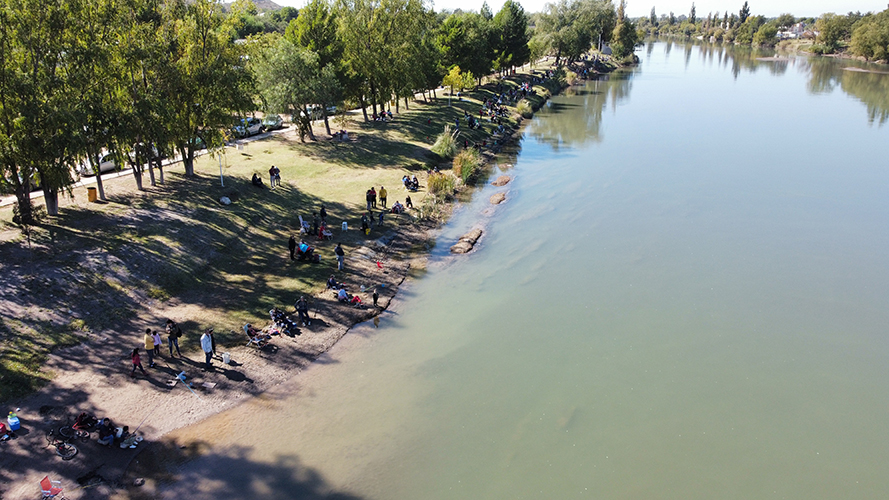 Multitudinario encuentro de pesca infantil en cuidado del río Colorado