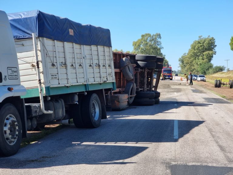 Volcó acoplado de camión cargado con girasol a 15 km de General Pico