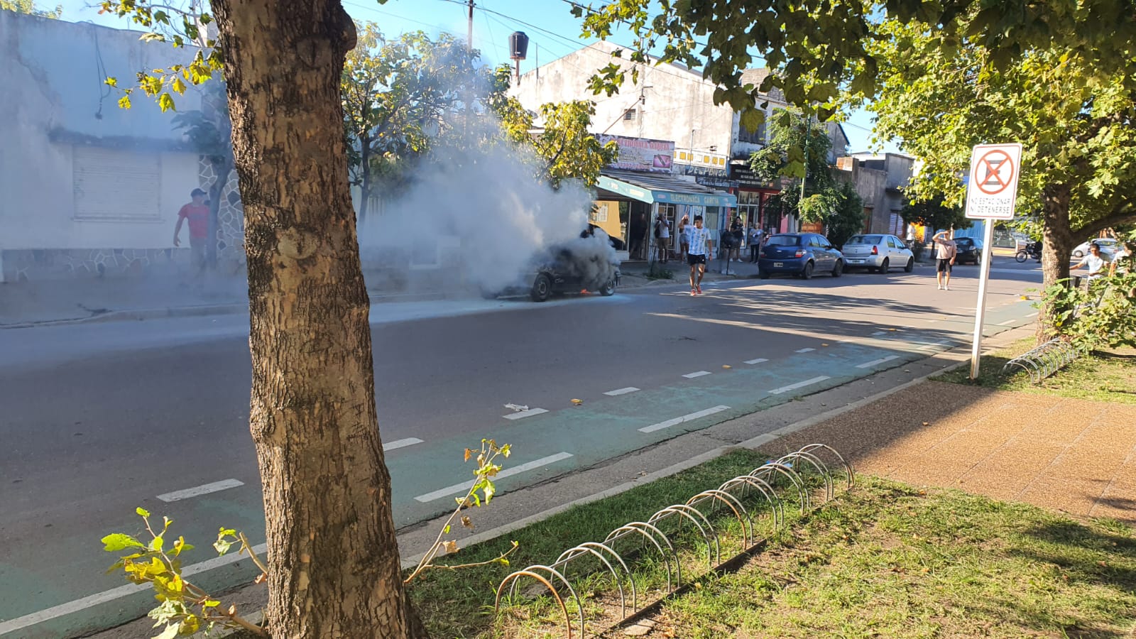 Se prendió fuego un auto a metros del centro piquense 2 806f547c bef5 4456 83d4 81d4282bace2