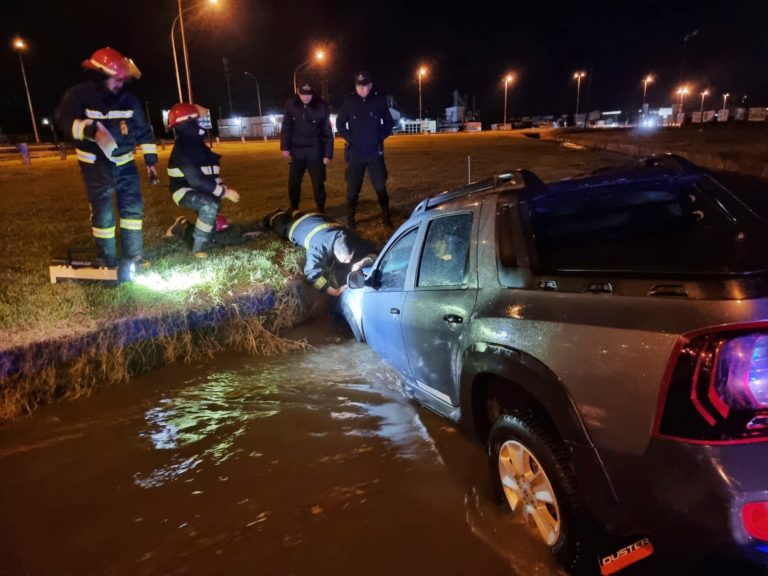 General Pico: una camioneta terminó en un canal de desagüe de la rotonda Perón