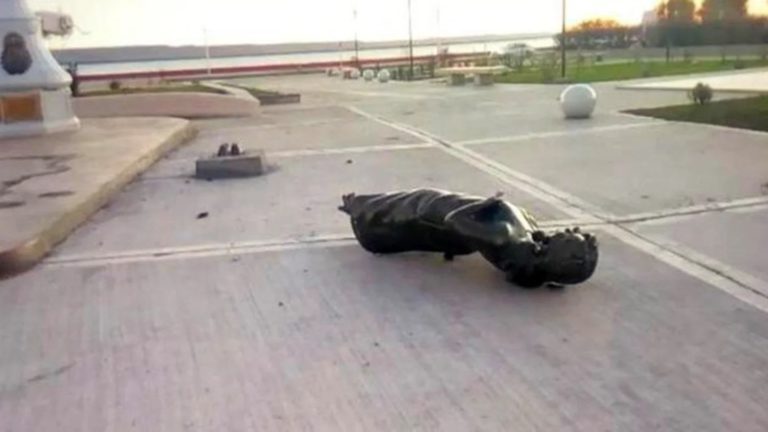Río Gallegos: vandalizaron y derribaron una estatua de Cristina Kirchner