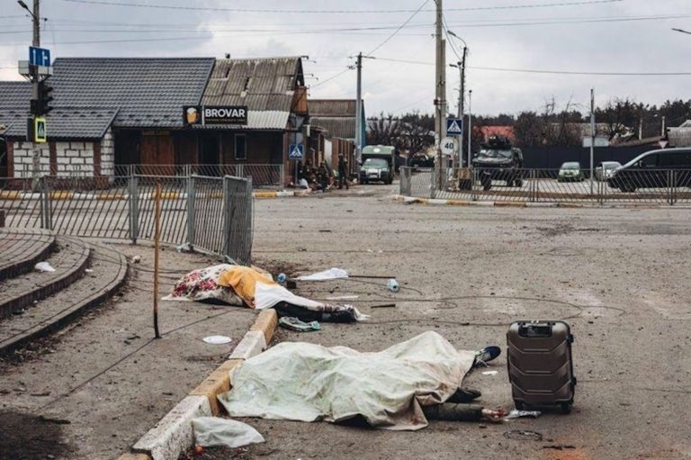 Guerra en Europa: la imagen de una familia ucraniana muerta recorre el mundo
