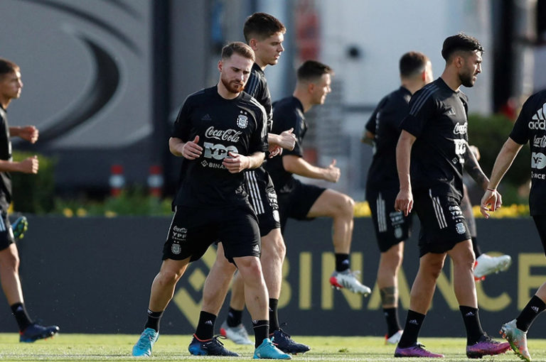 El pampeano Alexis Mac Allister sería titular junto a Messi esta noche ante Venezuela