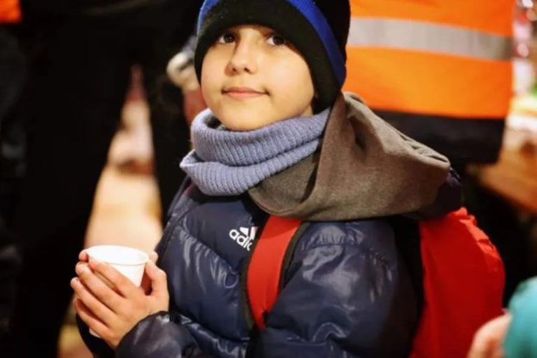 La historia del niño ucraniano de 11 años que escapó solo de la guerra con un número de teléfono escrito en su mano