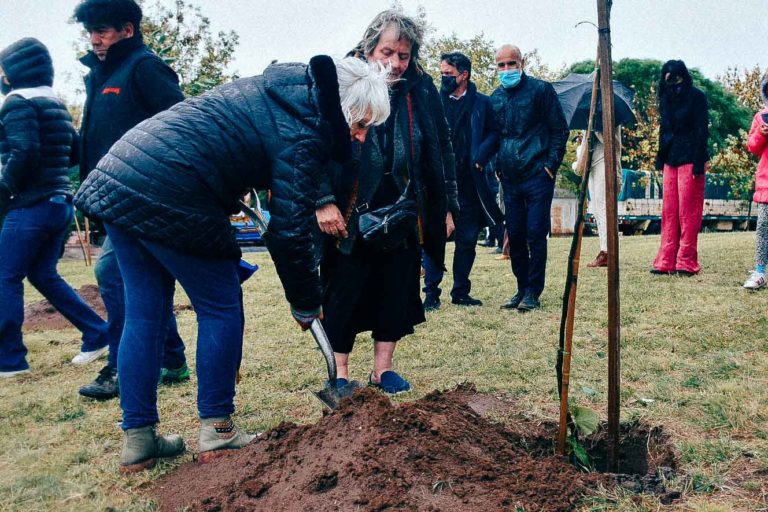Plantaron árboles en el Día de la Memoria, por la Verdad y la Justicia, en la plaza Zangara del barrio Ranqueles