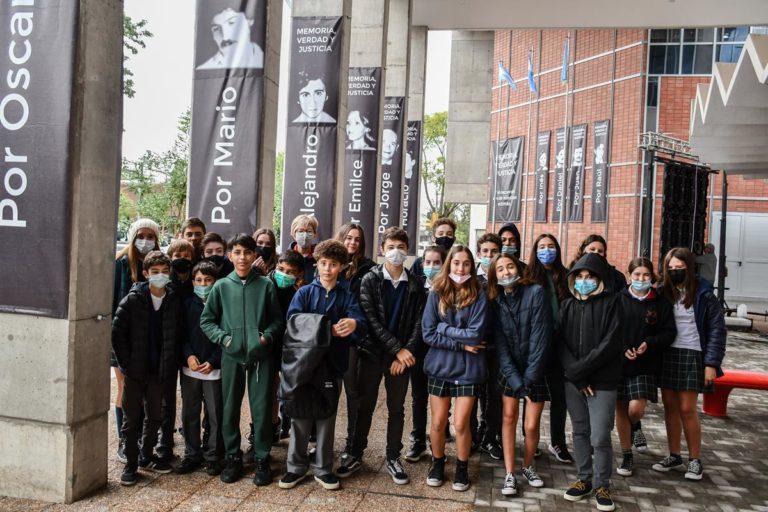 Estudiantes y autoridades visitaron la muestra de la Memoria en el Concejo Deliberante