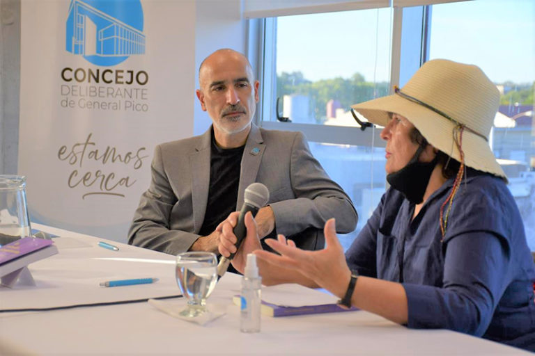 La escritora Martha Bernal presentó su novela “En extrañas circunstancias” en el Concejo Deliberante