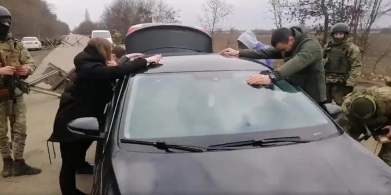 Un soldado ucraniano montó un falso operativo para proponerle casamiento a su novia