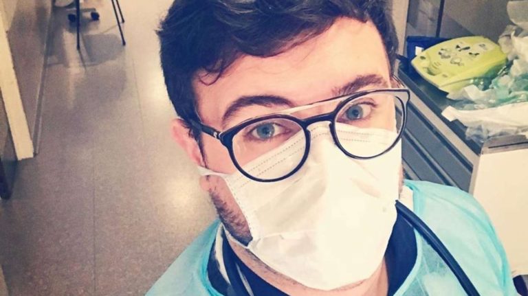 El reclamo viral de un pediatra argentino: “Vivo de guardia y gano casi lo mismo que un paseador de perros”