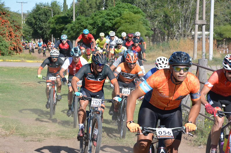 Más de 120 ciclistas participaron de “El Desafío de los Viñedos” en Pichi Huinca