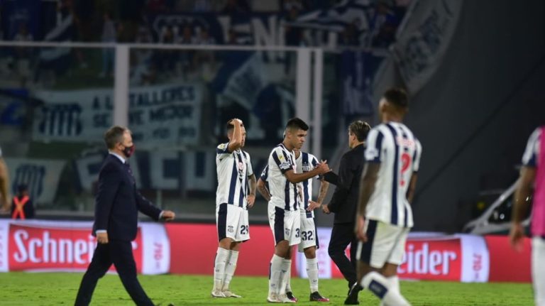 Ángel Guillermo Hoyos ya no es más el DT de Talleres, el equipo de los piquenses Garro y Palacios