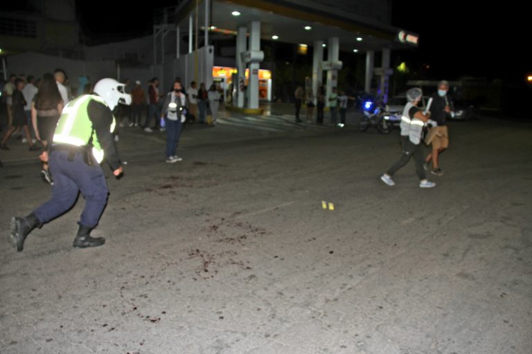 Madrugada violenta en General Pico: pelea entre jóvenes dejó al menos uno con una puñalada y otro con cortes