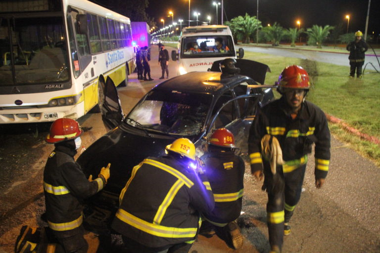 Cuatro personas hospitalizadas tras protagonizar un siniestro vial frente a la comisaría tercera