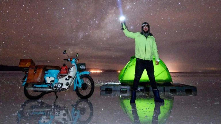 Frío, miedo y noches en la ruta: el argentino que acampa solo en los lugares más recónditos del mundo