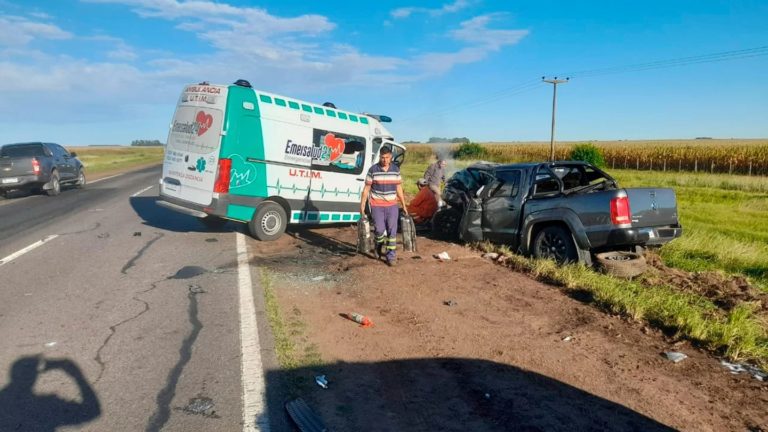 Ruta 188: siete muertos tras el choque de una ambulancia y una camioneta