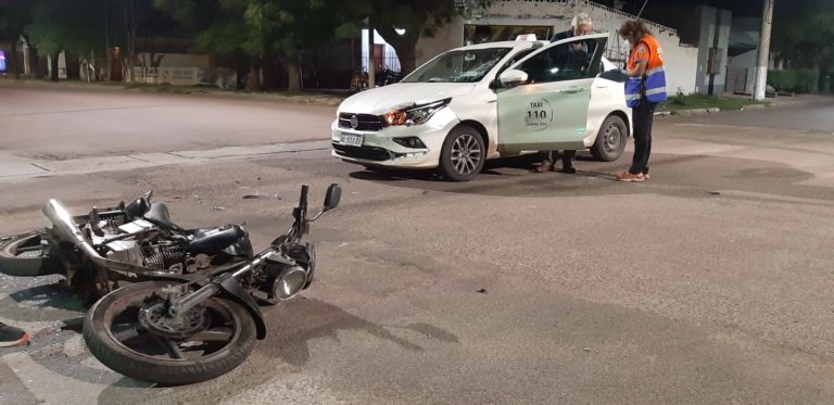 Una pareja que se desplazaba en una moto, se accidentó anoche en calle 13 y 32