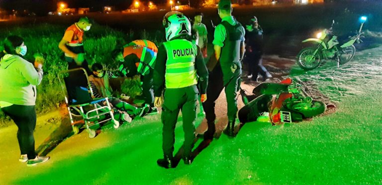 Chocó con un perro y terminó cayendo de su moto