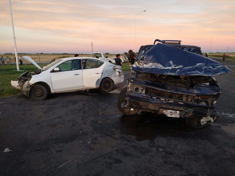 Choque en el cruce de Colonia Barón dejó un camión volcado y dos vehículos más destrozados