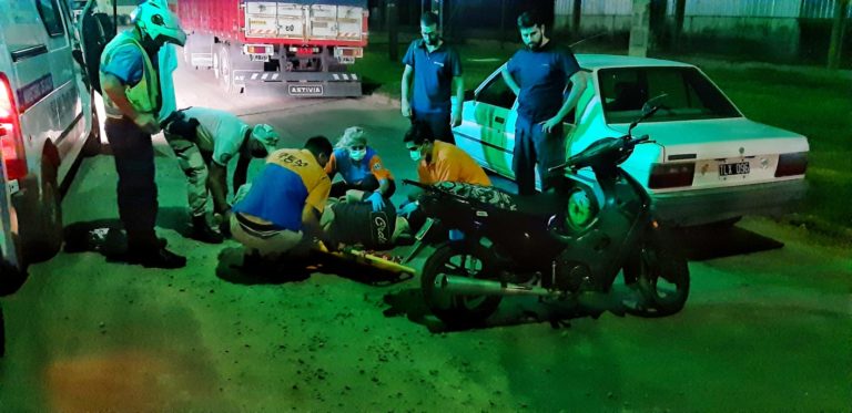 Un hombre estaba por ingresar a su trabajó y se cayó de la moto