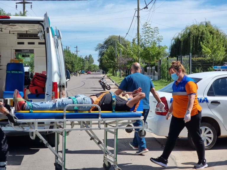 Una moto chocó desde atrás a un auto y el conductor fue hospitalizado