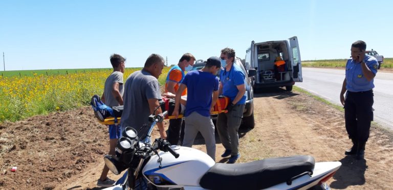 Dos empleados del frigorífico volvían en moto a General Pico y cayeron sobre la ruta cuando se les reventó una cubierta