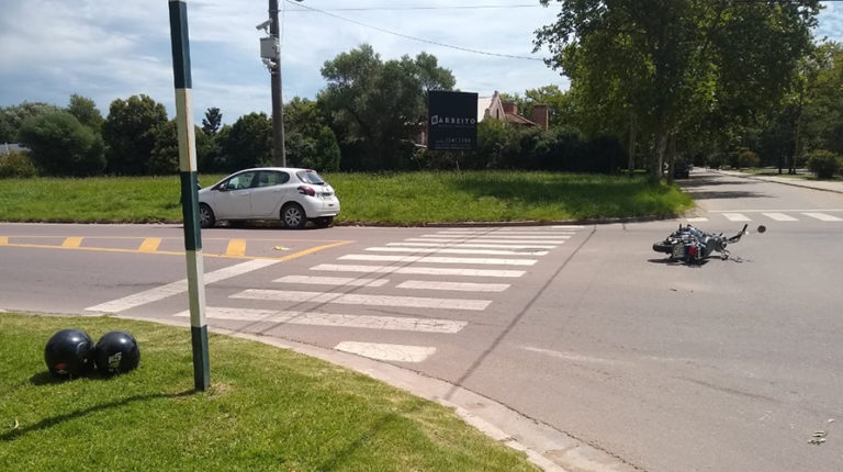 Fuerte choque en calle 115 y Avenida: Un motociclista y su hija de 11 años fueron trasladados al Hospital